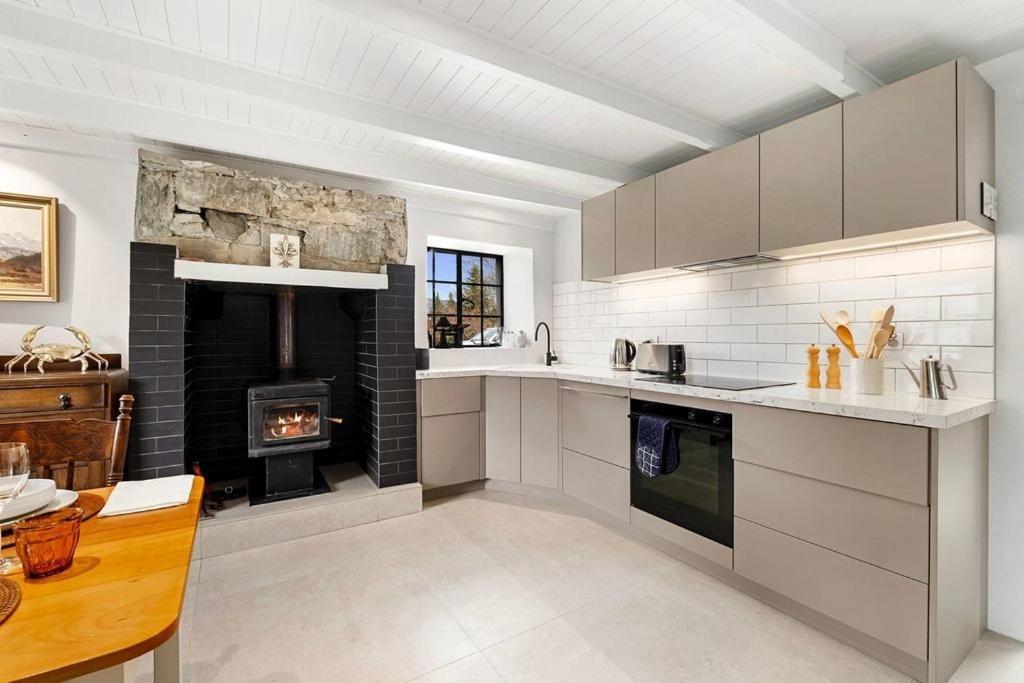 Wanaka Stone Cottage - Wanaka Holiday Home Экстерьер фото
